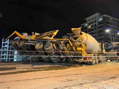 Gaziosmanpaşa’da inşaat çalışmasında beton pompası aracı yan yattı